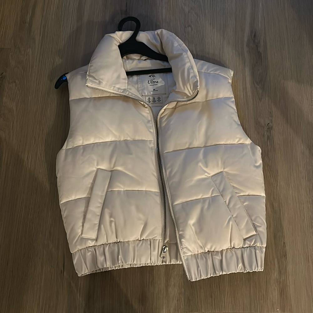 Abercrombie off-white puffer vest (XS)